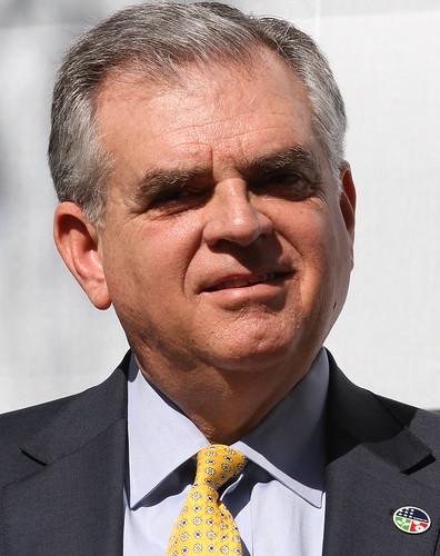 Ray LaHood to Expand Auto Safety Laws After Distracted Driving Awareness Month 1