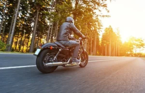 Un motociclista circula por una carretera de California