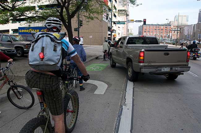 Las zonas mixtas (como ésta de Denver) crean puntos de conflicto entre conductores y ciclistas (Fuente: Bike 5280)