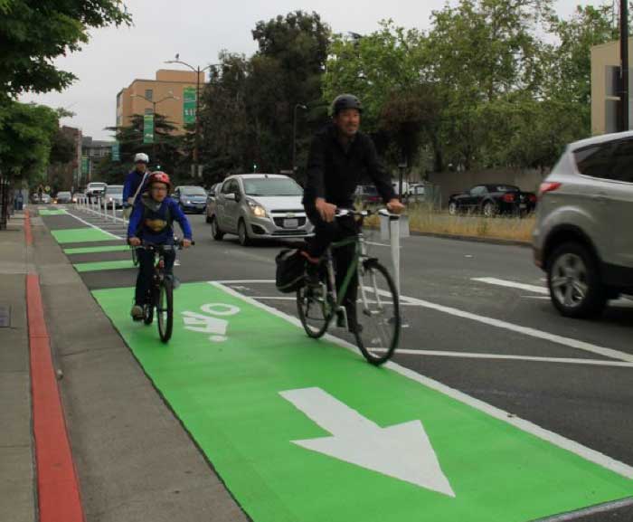 Carril bici protegido en Fulton Street (Fuente: Ayuntamiento de Berkeley)