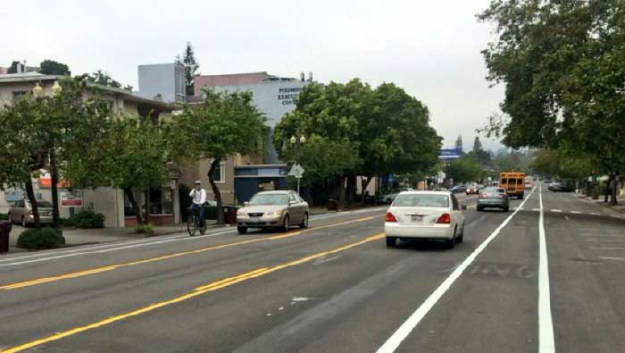 La dieta vial de Grand Avenue mejora la seguridad de conductores y peatones, pero expone a los ciclistas a conflictos de aparcamiento. (Fuente: Sarah Fine)