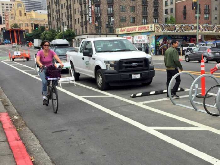Carriles bici con aparcamiento protegido en Telegraph Avenue (Fuente: Juan Carlos Guererro, ABC 7)