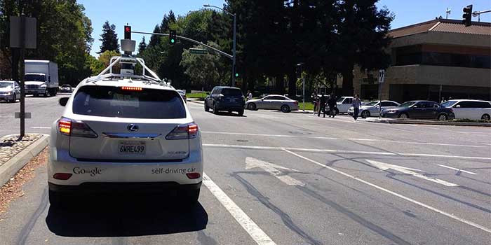 En California, los vehículos autoconducidos de Google requieren un conductor con licencia al volante.