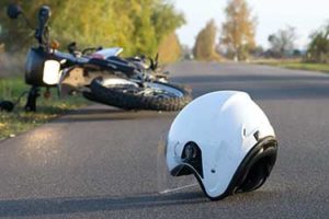 Accidente de moto en una carretera con casco