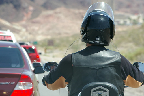 Las leyes sobre casco y cambio de carril podrían reducir las muertes y lesiones por accidente de moto en un 1