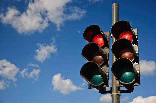 Informe: Los semáforos en rojo reducen los accidentes mortales en un 1