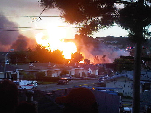La explosión de un oleoducto de PG&amp;E en San Bruno causa el octavo muerto 1