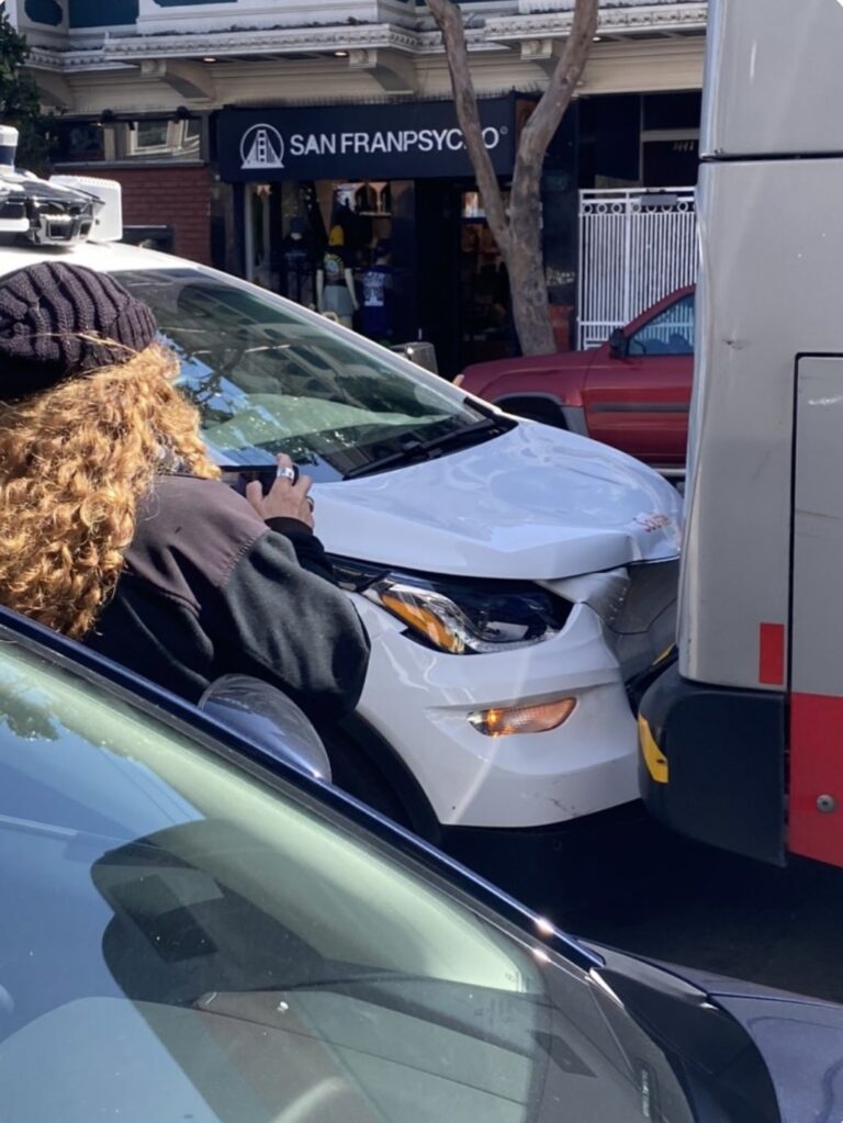 accidente de auto sin conductor