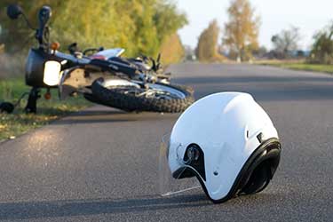 Un accidente con un casco de moto en una carretera de Stockton
