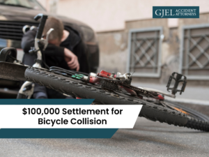una bicicleta chocada contra un auto en una colisi&oacute;n de bicicleta
