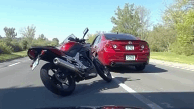 Samantha Parian una motocicleta choc&oacute; en la parte trasera del rojo Acura RSX f58be040 f49c 4354 9508 90cffc4ae975