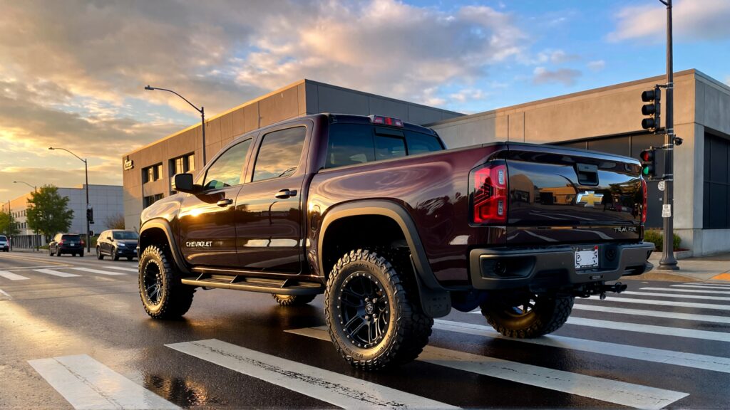 Juris digital Camioneta Chevrolet Trail Boss en una intersección fuera de un bu 901ff357 e279 4a82 91a2 94358733d2d2