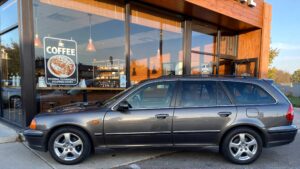 Juris digital a car parked outside a Coffee shop with glass walls e066e539 d7a0 4386 8497 b303833d949a