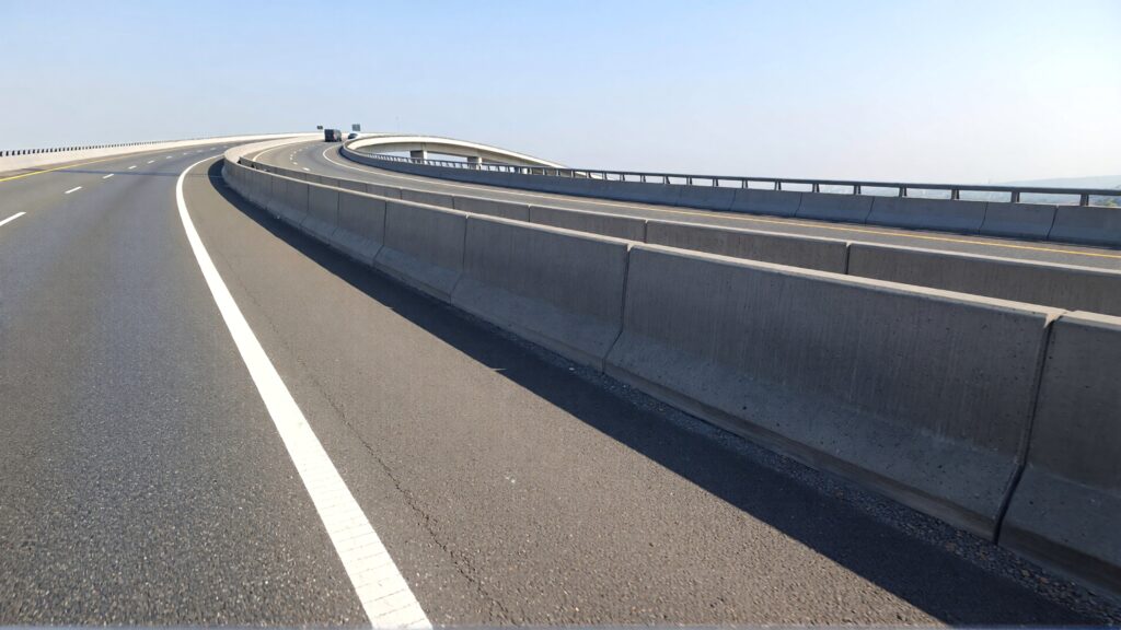 Juris digital una carretera que muestra la barrera central de la carretera 86c71064 5239 49db b60a b54cd2ef003d