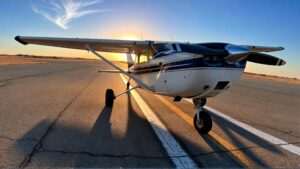 Pequeño avión en la pista al atardecer