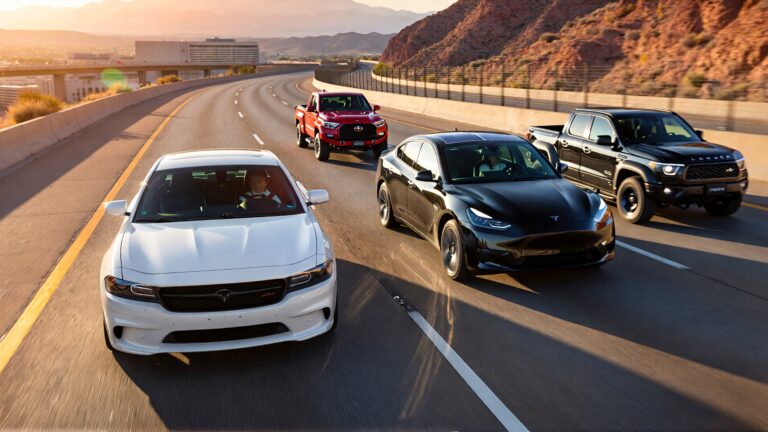 Samantha parian un Dodge Charger blanco un Land Rover negro un Tesla Model Y negro ff197532 7108 4ab3 aea5 333d7fe184dd 1