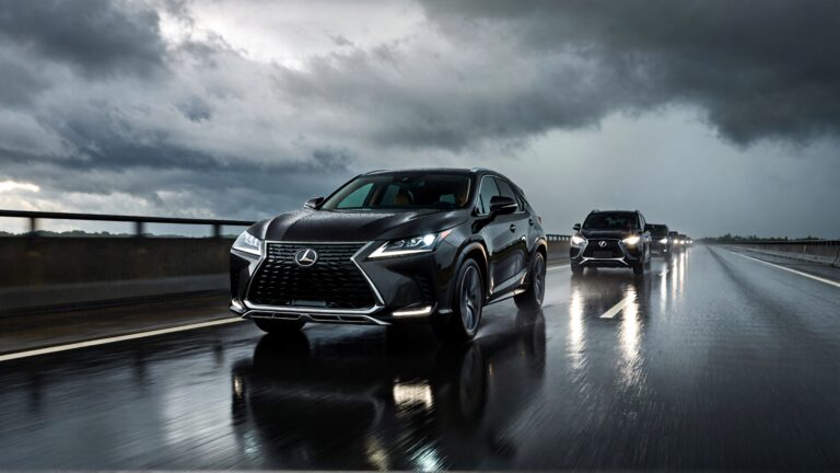 Juris Digital una SUV Lexus negra y una SUV negra en la carretera 30970196 20a7 48a0 8d2d 1ead66a3fa9a