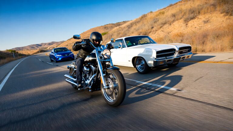 Juris Digital una motocicleta un Dodge blanco y un Toyota azul en la carretera 3b066cf8 d678 47b3 952a 70676e2295f3