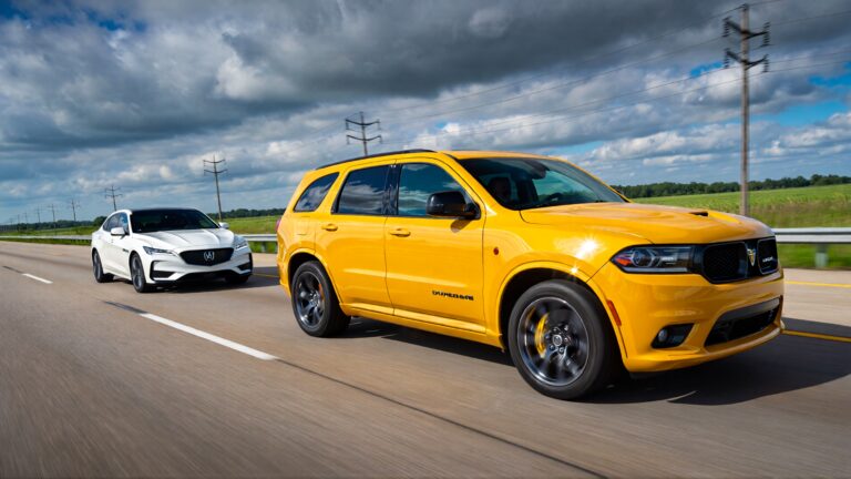 Juris Digital un Dodge Durango rojo y un Acura blanco en la carretera 15cad466 27ac 4314 8631 f5de7d1792b6