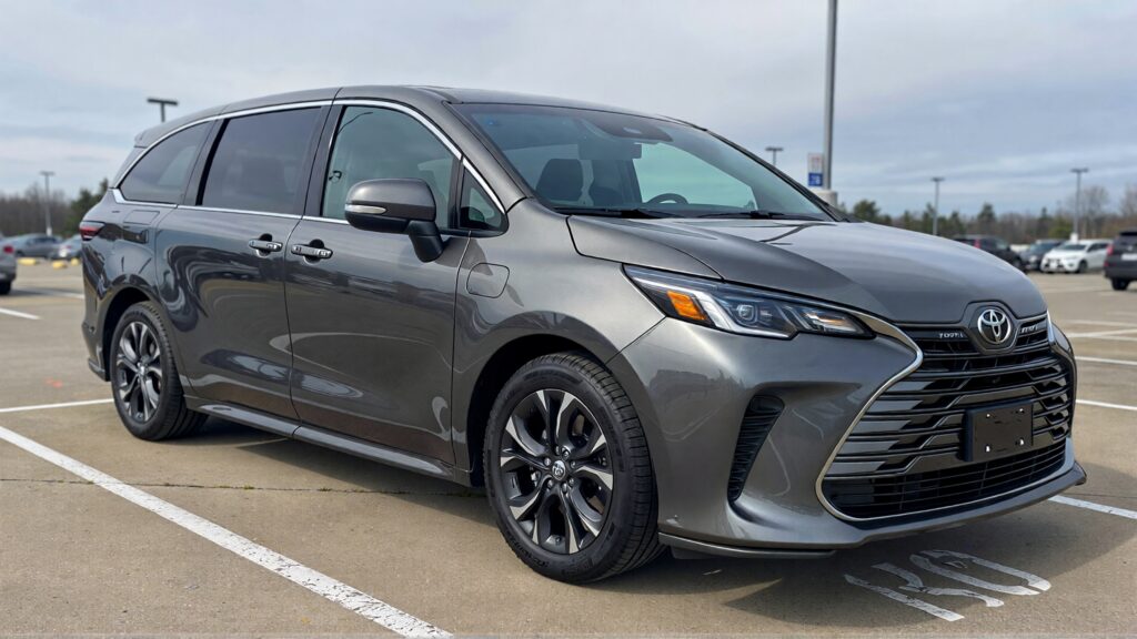 Juris digital a gray 2021 Toyota minivan in a parking lot 7d558475 576f 4dd9 87a6 c99145a482c0