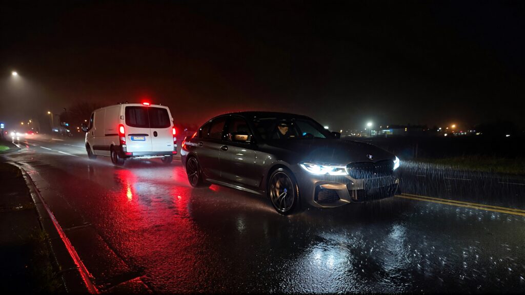 Juris digital A BMW and a white van on the road at night c95d14ec f3e2 45ac a547 4ca07380379b