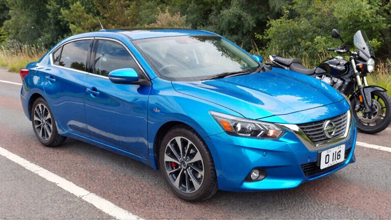 Juris Digital un Nissan Maxima azul brillante 2018 y una motocicleta en la carretera da4e4941 ca56 4264 8089 a056438323ae
