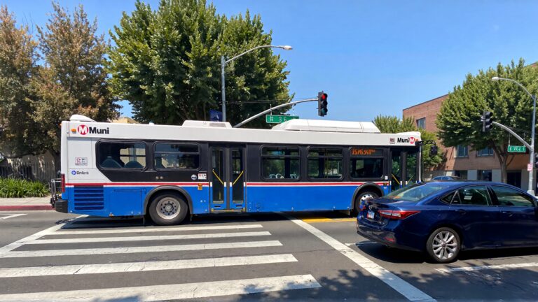 Juris Digital un autob&uacute;s Muni y un autom&oacute;vil en una intersecci&oacute;n de una calle 77bcf411 f540 4d46 9c8c bc268d4604fd