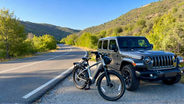 Juris Digital un Jeep gris y una bicicleta el&eacute;ctrica en la carretera d4f2bd14 2ada 4855 aa32 0564bf59f654