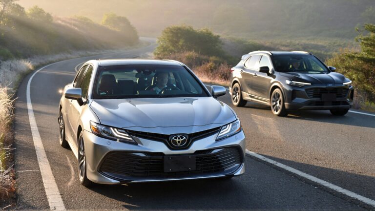 Juris Digital un Toyota Camry plateado y otro autom&oacute;vil en la carretera por la ma&ntilde;ana 7d5acbff 001a 46a9 9e33 0c14992efd60