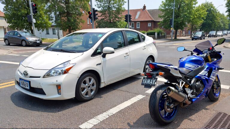 Juris Digital un Toyota Prius blanco y una motocicleta Yamaha en la intersecci&oacute;n de la calle e1db73bd cf44 4c94 902b d9449926697c