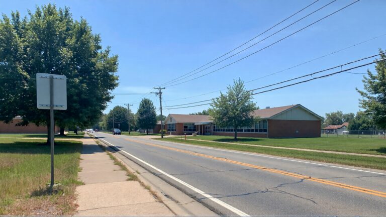 Juris digital an elementary school near the road 7593d93b 2b33 4a6f 9255 209b02b235aa