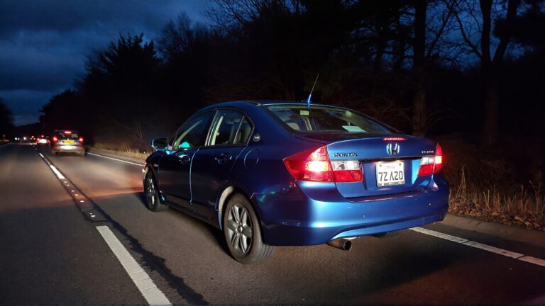Juris Digital un Honda Civic en la carretera de noche 14b6eb6e 7410 4cb0 b4f5 4d0767b6c6db