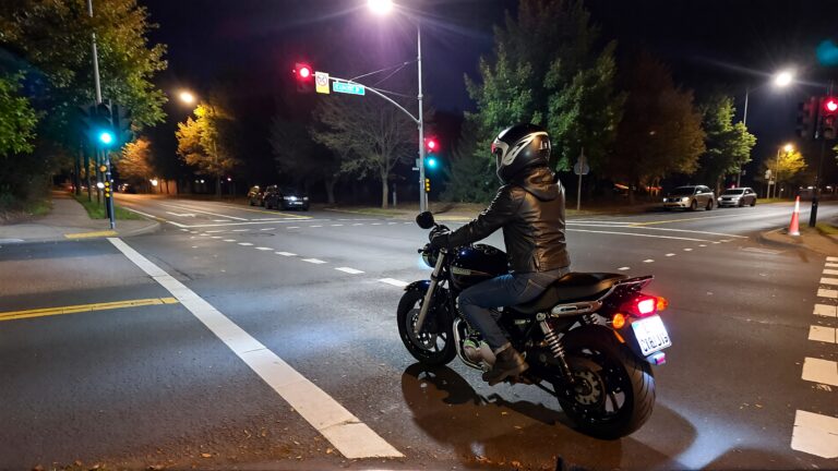 Juris Digital una motocicleta en una intersecci&oacute;n de noche 8d2598c1 ae2e 43cc 8a3d 64e2ce8389b2