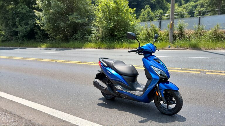 Juris Digital un scooter motorizado en la carretera 5fda80dd 093e 40c4 84c0 a8976472098f