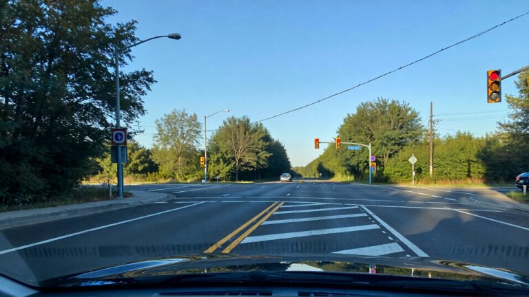 Juris Digital una intersecci&oacute;n de carretera por la tarde 22709018 a460 400b acd3 98c28752f860