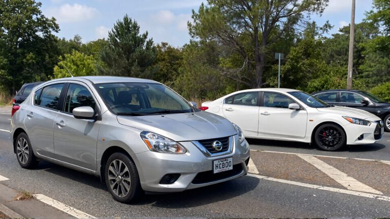 Juris Digital un Nissan Versa plateado, un sed&aacute;n blanco, un cup&eacute; blanco y un negro 24e5596b 87dc 4afd a3ca fdebf8cedf0d