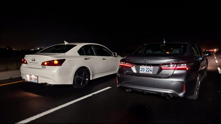 Juris Digital un Infiniti G37 2011 blanco y un Toyota Camry 2026 gris en la hig 1870f557 ef19 4a46 869f 8a270db9ac22