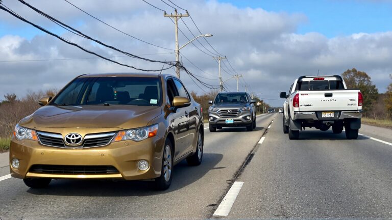 Juris digital a gold Toyota Camry a silver Hyundai Tucson and a white Toyota 637ccbe4 32a7 4c5f a030 0ed41514371f