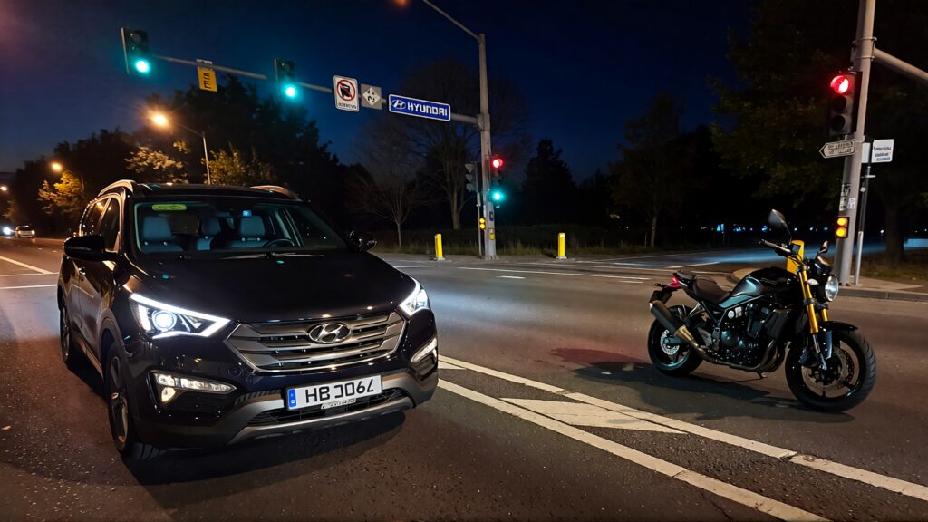 Juris Digital un Hyundai Santa Fe y una motocicleta en una intersección de la carretera de noche 74480b00 989f 4609 a38b f93cea7da3d5