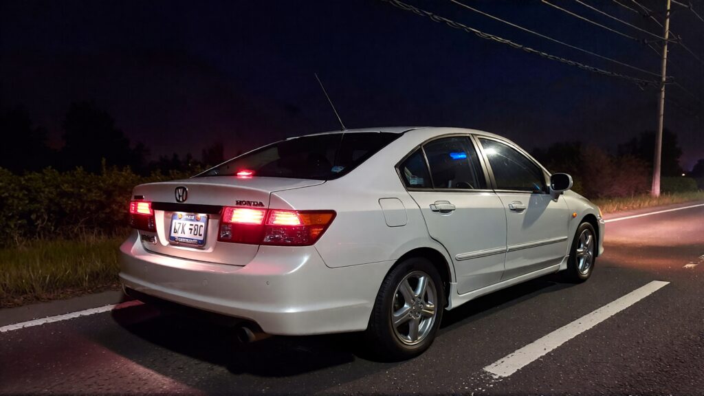 Samantha estaciona un Honda civic en la carretera de noche b7c5d237 1209 4e48 87f1 097c66eae224