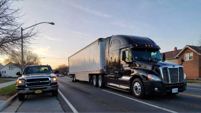 Camión de carga y camioneta estacionados.