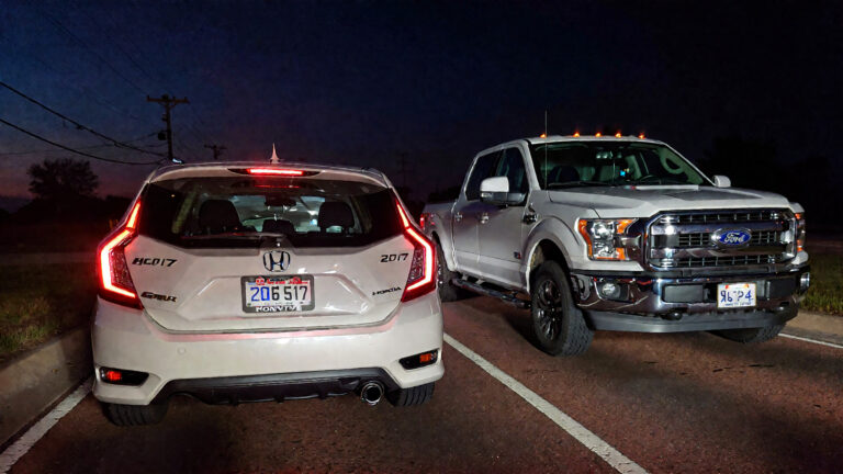 Dos veh&iacute;culos estacionados de noche.