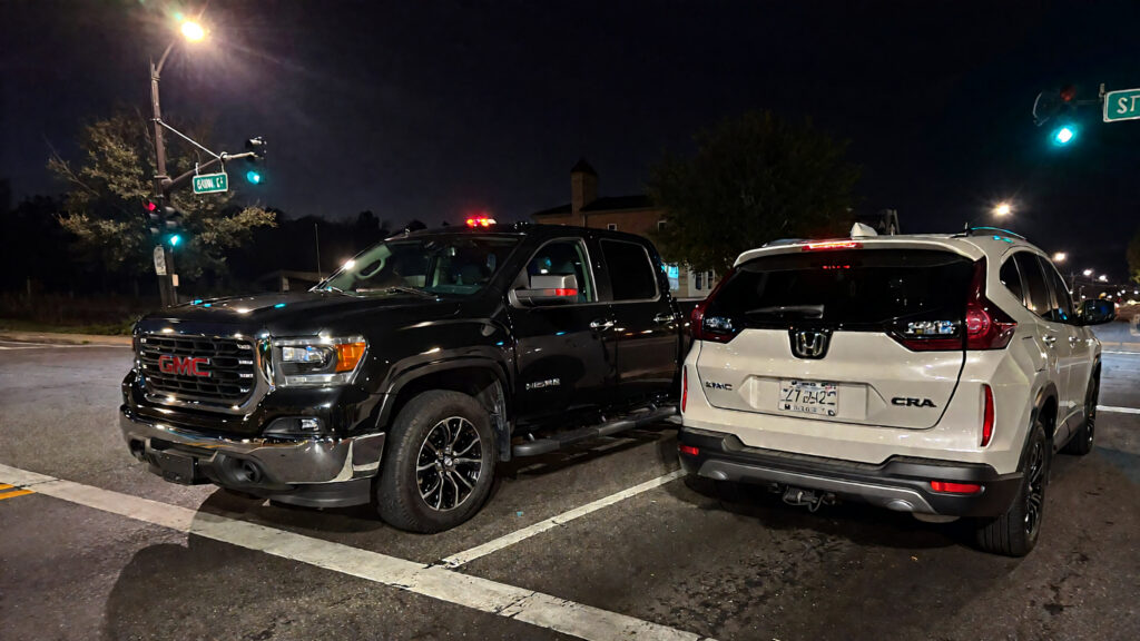 Samantha camioneta pickup GMC Sierra 2015 negra y una Honda CR V 2022 blanca 57d03fa9 5871 4e1c 851d 855173718282
