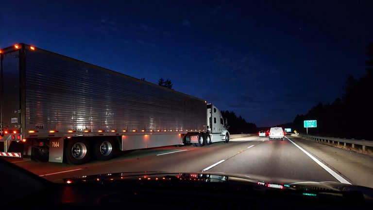 Cami&oacute;n en la carretera por la noche